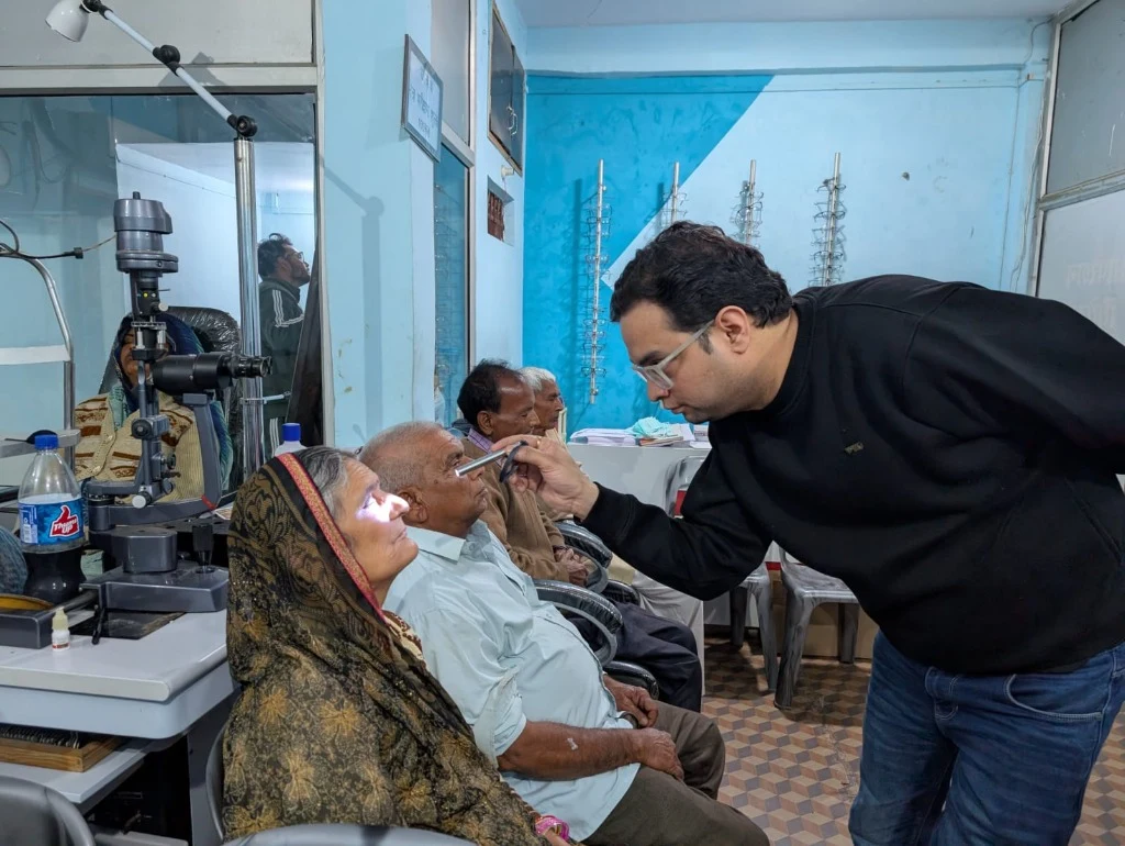 Dr Manish Verma eye examination in clinic
