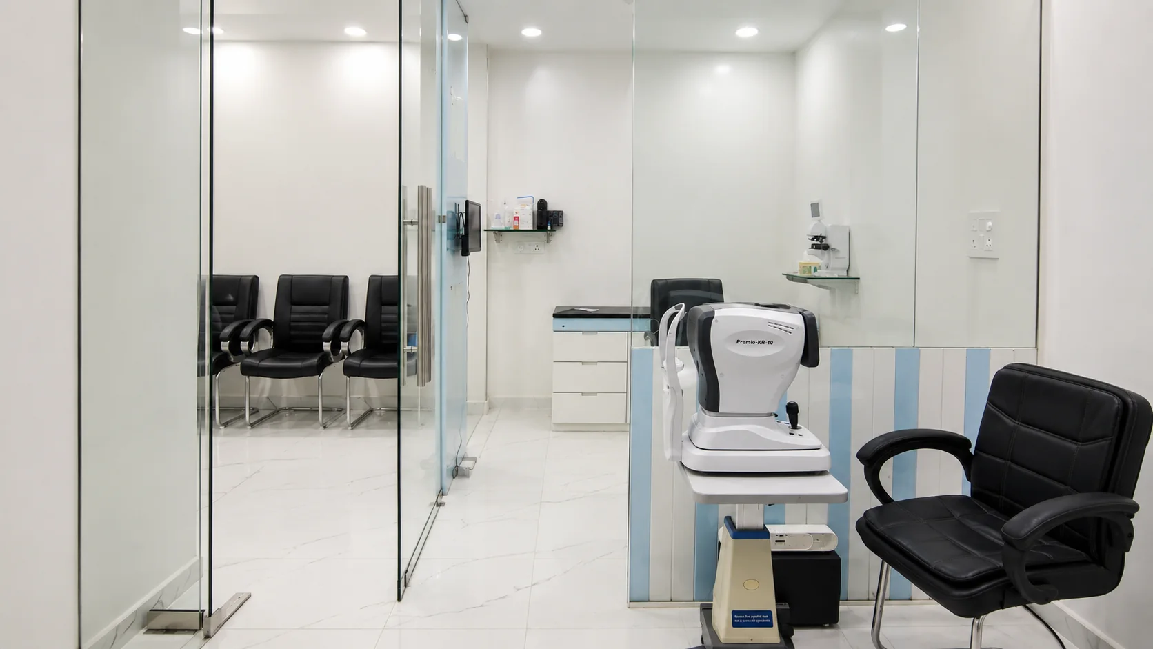 कंप्यूटरीकृत नेत्र जाँच कक्ष - Eye testing and vision examination room